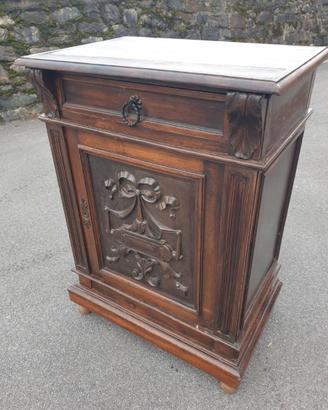 Credenza con porta scolpita .