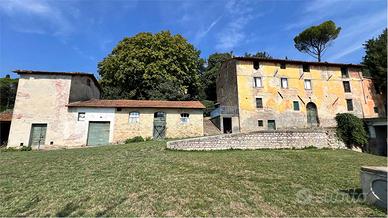 Compendio immobiliare per residenze o attività ric