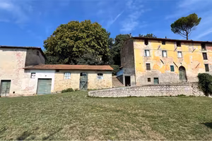 Compendio immobiliare per residenze o attività ric