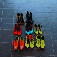 Scarpe da calcio di varie taglie.