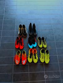 Scarpe da calcio di varie taglie.