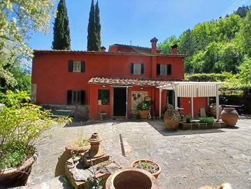 Rustico / Casale di 300 m² con più di 5 locali e b