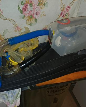 materiale da mare ,pinne e maschere 