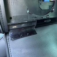 Poggiatesta autocon schermo integrato touch screen