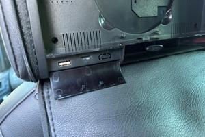 Poggiatesta autocon schermo integrato touch screen