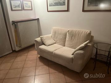 Divano a 2 posti e poltrona Divano letto