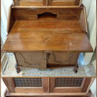 Credenza in noce con vetrina