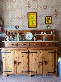 Credenza in stile tirolese e tavolo in massello
