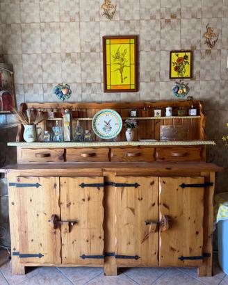 Credenza in stile tirolese e tavolo in massello