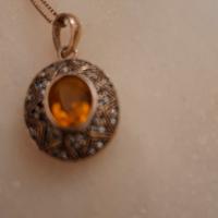 collana con ciondolo.luminoso