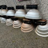 Lampioni industriali con lampade funzionanti