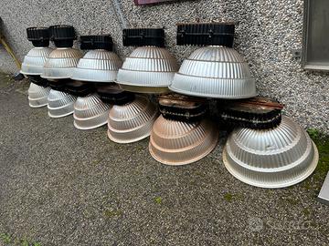 Lampioni industriali con lampade funzionanti