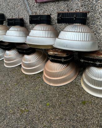 Lampioni industriali con lampade funzionanti