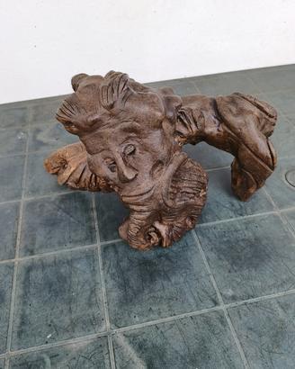 Scultura artiginale antica su tronco di legno