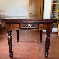 Tavolo allungabile in legno antico