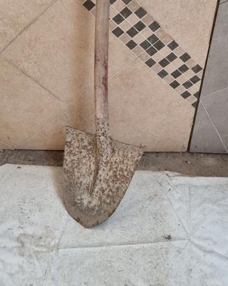 Vanga pala a punta acciaio con manico legno 130 cm