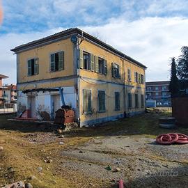 Candiolo centro ampio edificio da ristrutturare