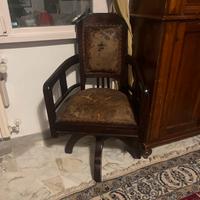 Vecchia poltrona modello barbiere