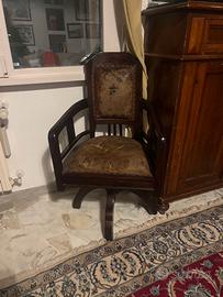 Vecchia poltrona modello barbiere