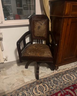 Vecchia poltrona modello barbiere