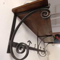 Attaccapanni rustico in ferro con ripiano 