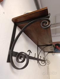 Attaccapanni rustico in ferro con ripiano 