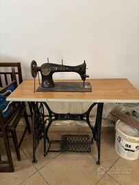 Macchina da cucire antica