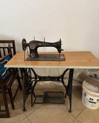 Macchina da cucire antica