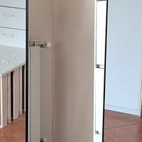 Specchio da terra salvaspazio con piedistallo