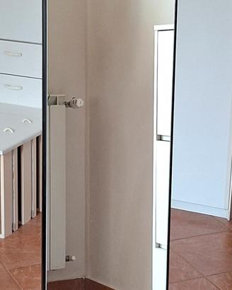 Specchio da terra salvaspazio con piedistallo