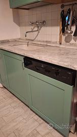 Cucina verde con piano in marmo di carrara