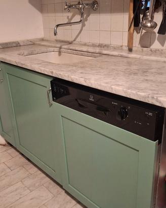 Cucina verde con piano in marmo di carrara
