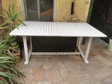 tavolo in legno da giardino
