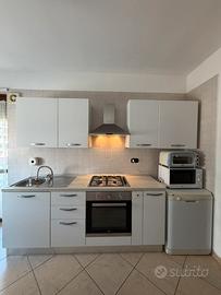 cucina bianco larice con lavastoviglie
