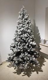 Albero innevato