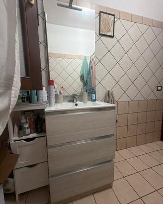 Monile bagno con lavandino e specchio incluso