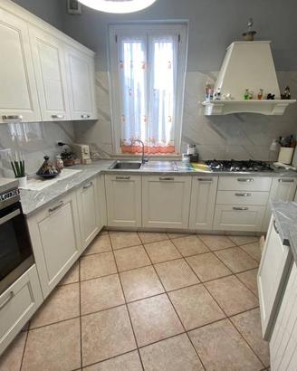 Appartamento di 181 m² con 4 locali e box auto a T