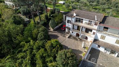 Villa bifamiliare 400 mq divisa in 2 appartamenti