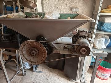 Pigiatrice / Pigiadiraspatrice elettrica per uva