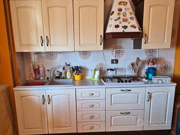 Cucina classica ben tenuta con piano Plados