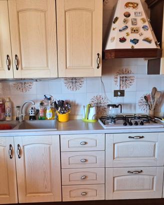 Cucina classica ben tenuta con piano Plados e lave