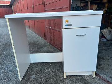 Mobiletto con vano lavateice