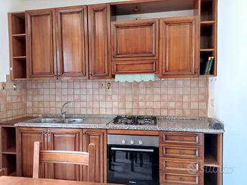 Cucina completa con elettrodomestici