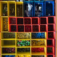 Organizer di cappucciotti e componenti elettrici