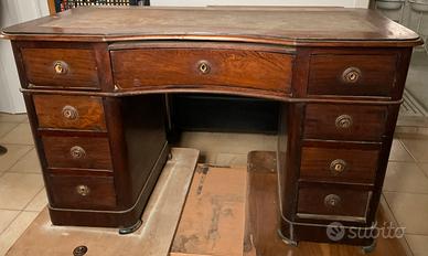 Antica scrivania in legno