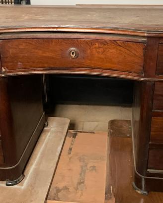 Antica scrivania in legno
