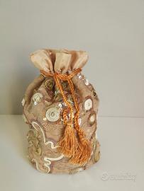 Pochette ricamata con paillettes 