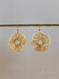 orecchini monachella fiore perline vetro bianco 