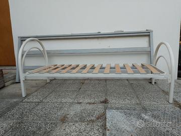 Letto Singolo una piazza bianco in ferro a Doghe