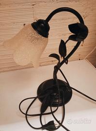 Abat-jour a forma di Giglio in ferro battuto.